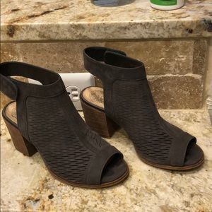 Vince Camuto Charcoal and Tan Heels